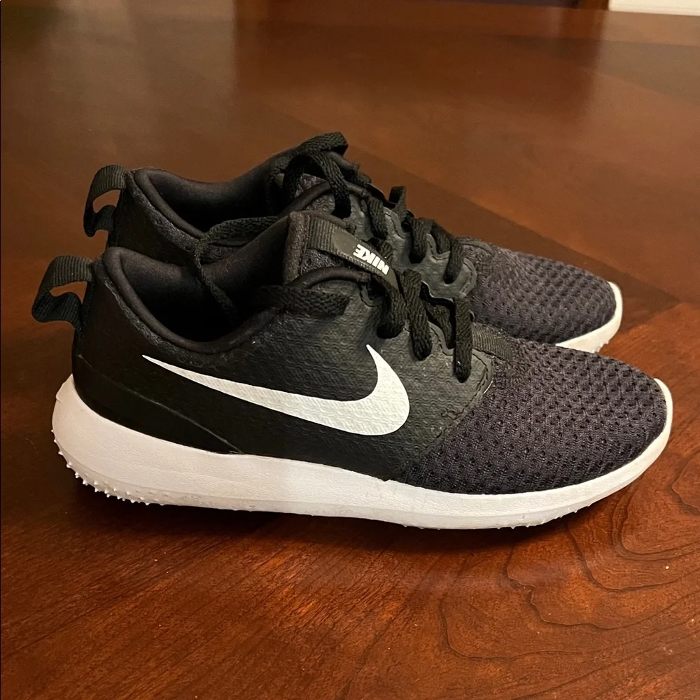 Nike Roshe Kids Black Golf Sneakers - Picture 3 of 5